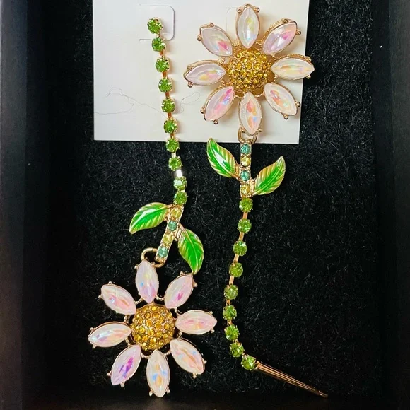 Betsey Johnson flower 🌺 earrings - Picture 2 of 2